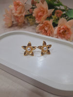 Load image into Gallery viewer, Flora Pearl Earrings