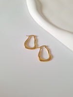 Load image into Gallery viewer, Wave Drop Hoops